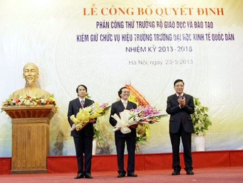 Bộ trưởng GD và ÐT Phạm Vũ Luận chúc mừng tân Hiệu trưởng và tặng hoa nguyên Hiệu trưởng nhà trường Nguyễn Văn Nam. (Ảnh: Internet)