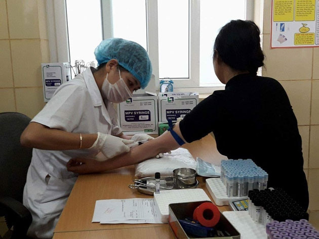 Lấy máu xét nghiệm cho người bệnh đến khám bệnh tại Bệnh viện K.