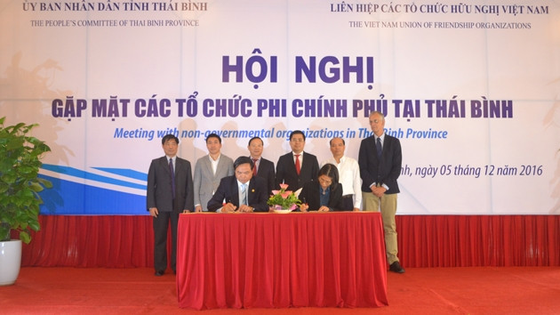Ký kết các văn bản hợp tác viện trợ.