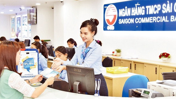 Khách hàng đến giao dịch tại Ngân hàng TMCP Sài Gòn.