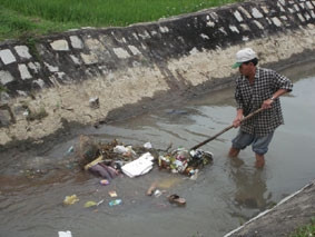 Rác sinh hoạt thải vào kênh mương - một
trong những nguyên nhân làm ô nhiễm
nguồn nước.