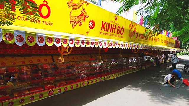 Đến mùa Trung thu các công ty sản xuất bánh, kẹo lại được các nhà đầu tư quan tâm.