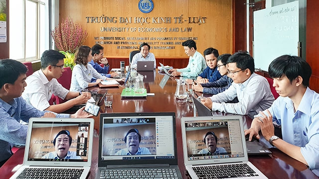 Cùng với học trực tuyến, Trường đại học Kinh tế - Luật còn tổ chức họp trực tuyến trong thời gian nghỉ phòng dịch.