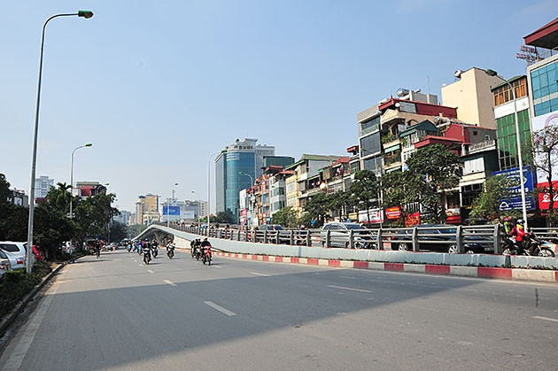 Những cầu vượt kết cấu thép như thế này (cầu vượt tại Ô Cầu Dền) đang góp phần làm giảm đáng kể tình trạng ùn tắc giao thông trên địa bàn TP Hà Nội. (Ảnh: Phan Linh)