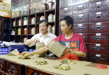 Bốc thuốc tại phòng khám của lương y đa khoa Phó Hữu Đức (Hội Đông y quận Cầu Giấy, Hà Nội). Ảnh: THU HÀ