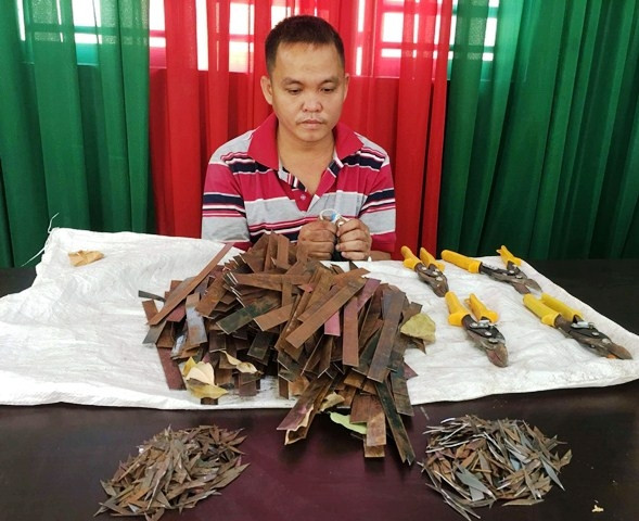 Đối tượng Phạm Bá Quang cùng tang vật.