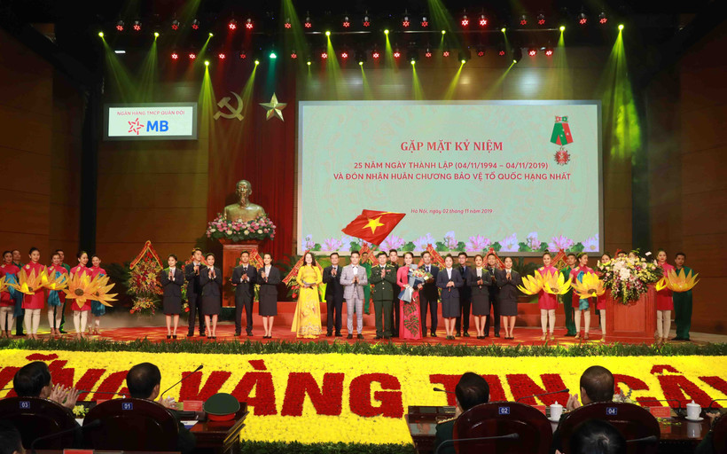 Lễ kỷ niệm 25 năm thành lập MB và đón nhận Huân chương Bảo vệ Tổ quốc Hạng Nhất