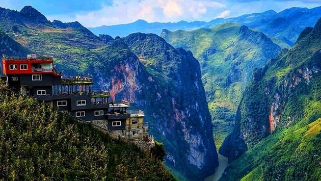 Hình ảnh công trình xây trái phép trên đèo Mã Pì Lèng. Ảnh: Hoàng Dương