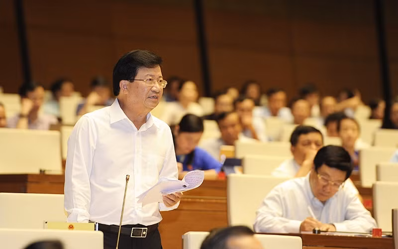 Phó Thủ tướng Trịnh Đình Dũng phát biểu giải trình tại phiên chất vấn sáng ngày 5-6.