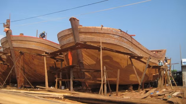 Ngư dân Bình Định đóng tàu công suất lớn vươn khơi.