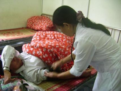 Y sĩ Hoàng Thị Ly đang chăm sóc cho một bệnh nhân bị tăng huyết áp.