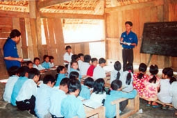 Sinh viên tình nguyện Nghệ An dạy học
cho các em nhỏ có hoàn cảnh khó khăn.