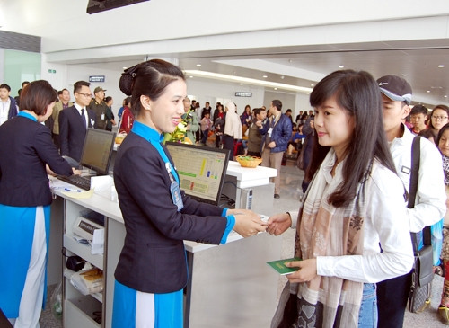 Hành khách làm thủ tục tại Cảng Hàng không quốc tế Nội Bài (Hà Nội).