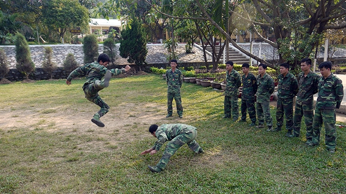 Cán bộ, chiến sĩ Ðại đội 1, Tiểu đoàn Trinh sát 32 (Bộ Tham mưu Quân khu 5) luyện tập võ thuật.
