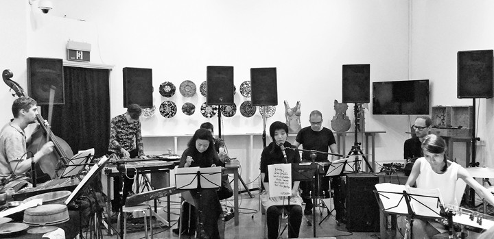 Nhạc sĩ Kim Ngọc cùng các đồng nghiệp biểu diễn tại Viện Goethe Hà Nội, tháng 10-2016 - Dự án "Nhạc thể nghiệm, chạm trán Hà Nội- Berlin"