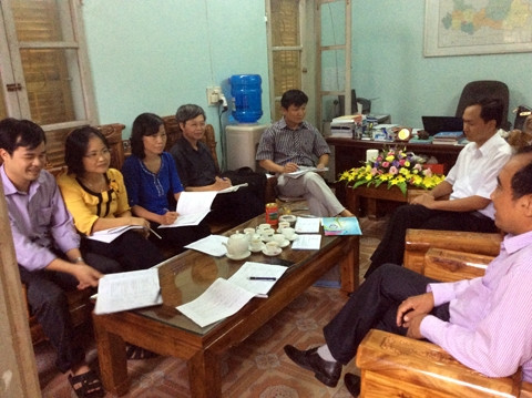 Chi ủy, lãnh đạo Công đoàn và Đoàn Thanh niên Trường THPT Hiệp Hòa 1 (Bắc Giang) hội ý, giới thiệu các học sinh xuất sắc tham gia lớp bồi dưỡng nhận thức về Đảng. 