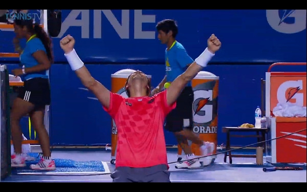 David Ferrer ăn mừng chiến thắng.