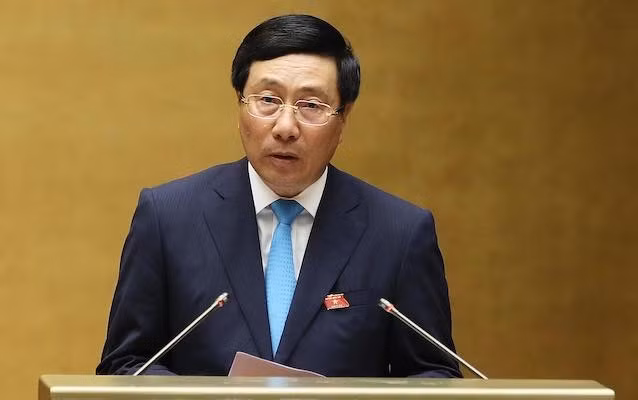 Phó Thủ tướng Phạm Bình Minh thay mặt Chính phủ trả lời chất vấn đại biểu Quốc hội sáng 6-6.