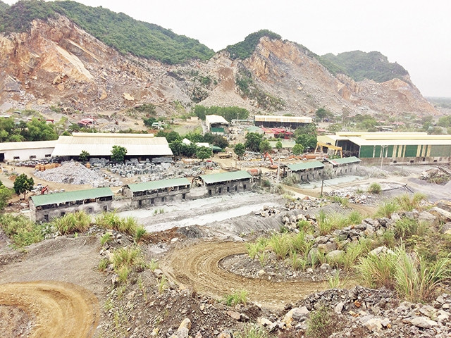 Một góc làng nghề khai thác và chế biến đá Yên Lâm.
