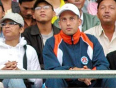 Ludovic trên khán đài
theo dõi đội Đà Nẵng.