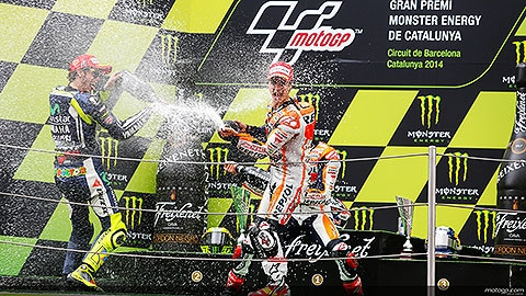 Các tay đua ăn mừng chiến thắng sau 25 vòng đấu quyết liệt. (ảnh: MotoGP)