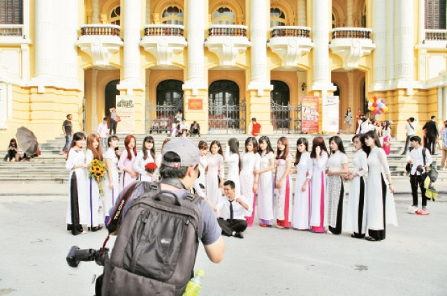 Sinh viên chụp ảnh kỷ yếu trước Nhà hát Lớn Hà Nội.