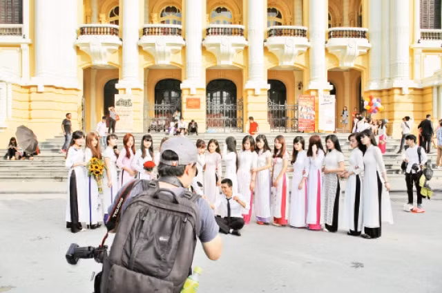 Sinh viên chụp ảnh kỷ yếu trước Nhà hát Lớn Hà Nội.