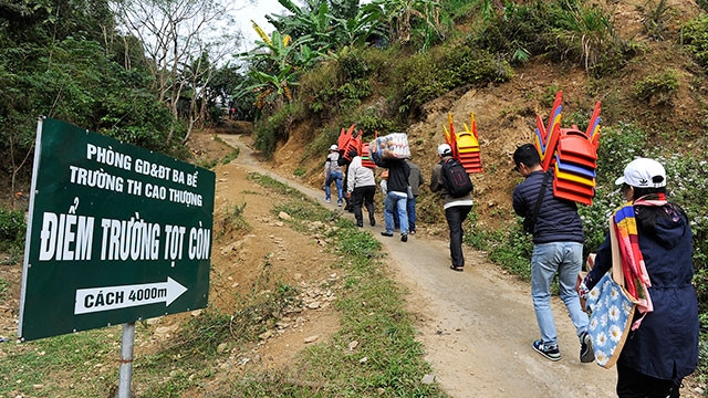Vận chuyển đồ dùng học tập đến điểm Trường tiểu học Tọt Còn.
