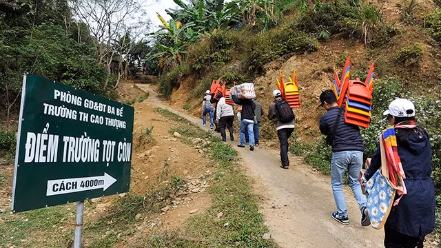 Vận chuyển đồ dùng học tập đến điểm Trường tiểu học Tọt Còn.