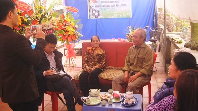 Niềm vui của cặp vợ chồng nghệ nhân quan họ được chia sẻ với mọi người.