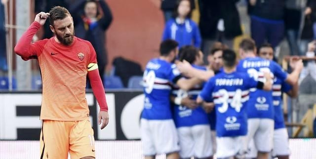 Daniele De Rossi không thể giúp AS Roma tránh được trận thua trên sân của Sampdoria. (Ảnh: Reuters)