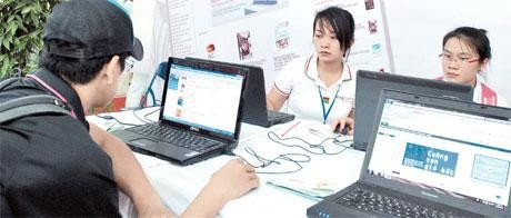 Người đọc có thể đọc được nhiều loại sách ở mọi lúc, mọi nơi qua mạng in-tơ-nét.