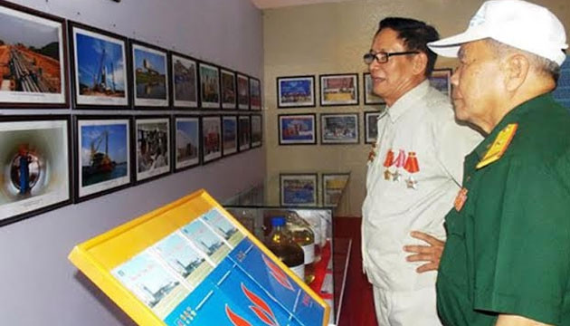 Cựu chiến binh Quảng Ngãi tham quan triển lãm ảnh Vạn Tường-Dung Quất.