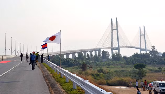 Cầu Tsubasa - cầu treo dây văng dài nhất Campuchia được khánh thành vào tháng 4 vừa qua với tổng chi phí xây cầu cùng với đường dẫn là gần 130 triệu USD do Nhật Bản viện trợ.