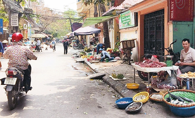Chợ cóc lấn chiếm vỉa hè trên phố Nguyễn Quý Đức (quận Thanh Xuân). Ảnh: MAI HÀ