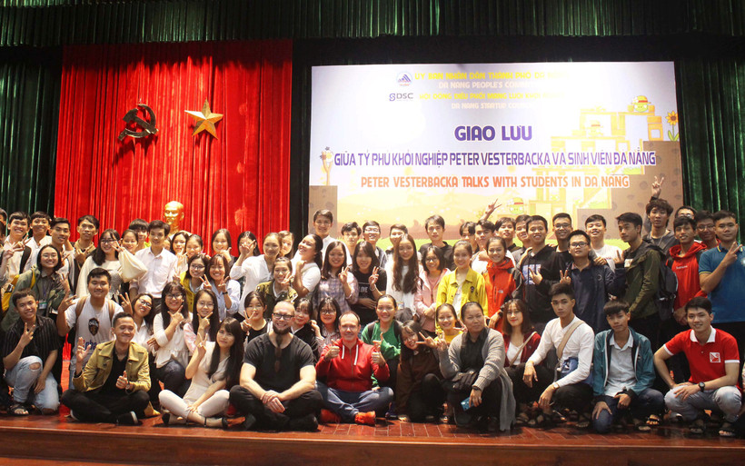 Tỷ phú Peter (giữa áo đỏ) chụp ảnh cùng các sinh viên