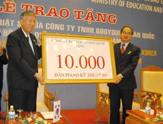 Chủ tịch Công ty Booyoung trao tượng trưng
10.000 đàn piano cho Bộ trưởng Nguyễn Thiện Nhân.