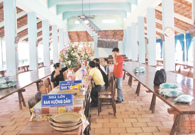 Đến Nhà Lớn Long Sơn, sau khi đăng ký với Ban Hướng dẫn, khách thập phương sẽ được tham quan, ăn nghỉ miễn phí tại đây.