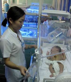 Phẫu thuật cứu sống cháu bé sơ sinh bị viêm phúc mạc kết bọc