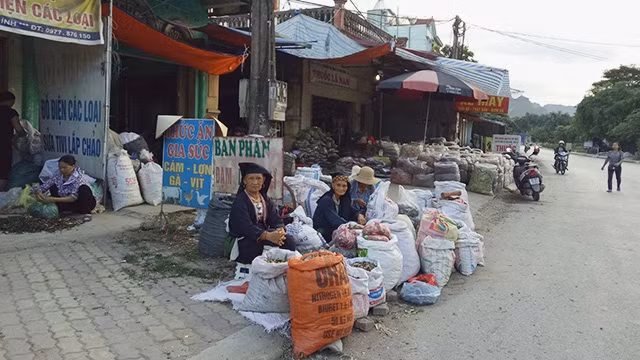 Thuốc nam được bán phổ biến ở chợ Bến.