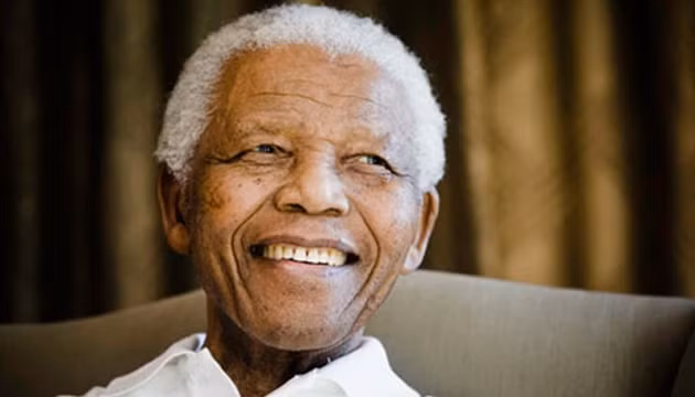Nelson Mandela – Nụ cười chiến thắng như ánh mặt trời xua tan mây mù 