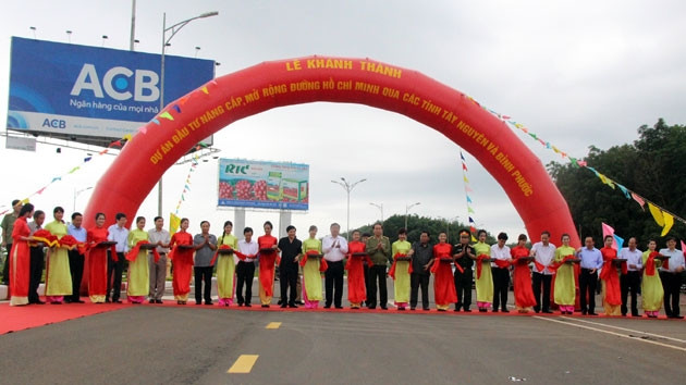 Đại tướng Trần Đại Quang và lãnh đạo Bộ GTVT, Ban Chỉ đạo Tây Nguyên và các tỉnh Tây Nguyên cắt băng khánh thành Dự án nâng cấp, mở rộng đường Hồ Chí Minh qua Tây Nguyên và tỉnh Bình Phước.