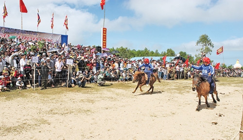 Nhiều pha tranh tài đẹp mắt diễn ra trong tiếng reo hò của hàng nghìn khán giả.