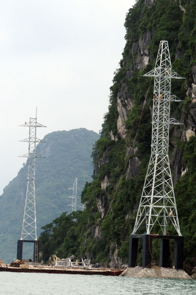 Cột điện 22kV đưa điện ra các xã đảo đang được hoàn thành.