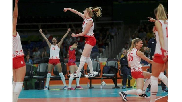 Các nữ tuyển thủ bóng chuyền Serbia ăn mừng chiến thắng. (Ảnh: Reuters)