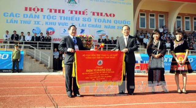 Đại diện tỉnh Lai Châu nhận cờ đăng cai Hội thi thể thao các dân tộc thiểu số toàn quốc lần thứ IX từ Ban tổ chức.