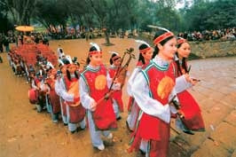 Rước lễ trong ngày giỗ Tổ, Đền Hùng (Phú Thọ).