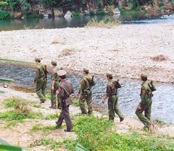 Chiến sĩ đồn biên phòng 605 Quảng Trị vững bước tuần tra bảo vệ biên giới.