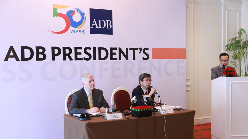 Chủ tịch ADB Takehiko Nakao phát biểu tại buổi họp báo chiều nay.