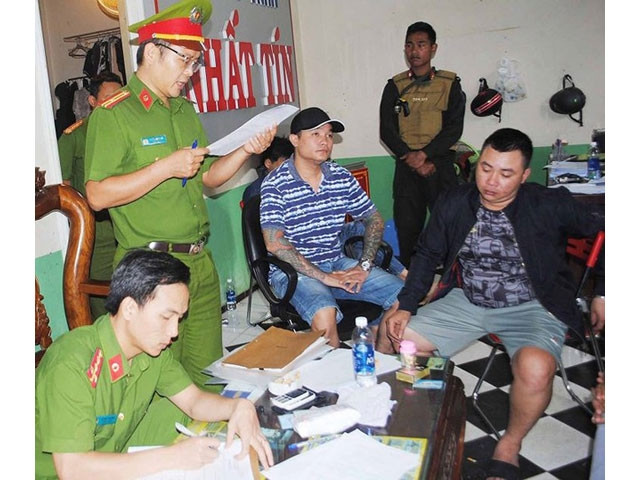 Cơ quan chức năng Gia Lai đọc lệnh khám xét Công ty TNHH Nhất Tín Phát.